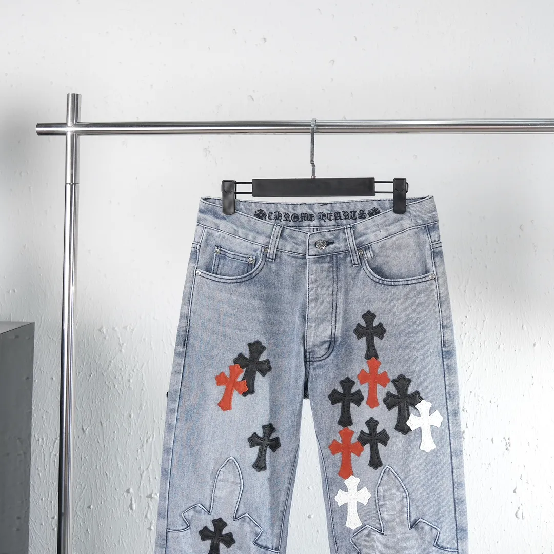 P290 (top version) Chrome hearts new city-limited flame blue jeans Chrome hearts city-limited jeans Hardware customization Original development vintage levis American-made 501 black and gray base version Levi's American-made 501 base version Imported sheepskin 925 silver remake [Top heavy industry fashion design] Consistently high-street luxury style. Speaking of this style, the Zangyin family and GU family are definitely the leading representative brands. Especially the Zangyin family has really achieved a state-of-the-art effect in creating high-street style. The unique washed material is used to create this style. The color system is already quite eye-catching. After it is decorated with patchwork cross flowers, it cleverly highlights the charm of the brand. Secondly, this style uses classic The high-waist cutting design highlights the long legs and fashionable temperament of the upper body. The brand is highly recognizable and the slim fit configuration is more suitable for daily wear. It is a product that interprets personality, fashion, and specifications at a glance. This single product is enough to make any fan excited. It can be a white T-shirt for a youthful college style, or a tight suspender for a royal style. It has strong matching ability and can be easily controlled by men.  [Materials and craftsmanship] Needless to say, this point goes without saying. As an excellent craftsman brand, Zangyin’s requirements for details and craftsmanship are really perfect. The washed color of this model has gone through so many processes, not to mention the embellishment of denim appliques. It is also purely hand-made and sewn. Just like what they believe in, only hand-made things have soul and have the meaning of wear. A top-notch heavy-duty fashionable denim item, I look forward to your perfect interpretation! !  Color: Blue Size: S M L XL